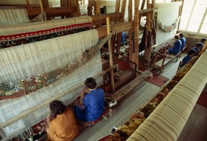 Femmes travaillant sur un grand métier à tisser des tapis. Kotel, Bulgarie