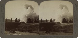 Enorme obus de 11 pouces du canon de siège japonais commençant son vol mortel vers Port Arthur - James Ricalton