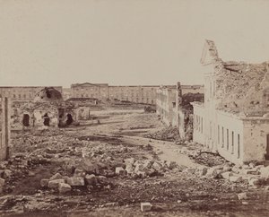Cour avec bâtiment à dôme en ruines