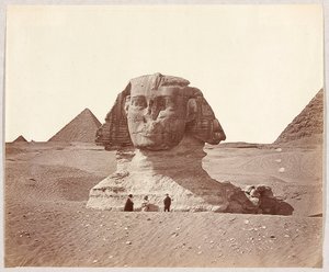 Égypte. Gizeh. Le Sphinx avec la pyramide de Mykérinos en arrière-plan - James Robertson