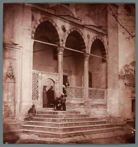 « Portique de la Süleymaniye » [Istanbul. Portique de la mosquée Süleymaniye] - James Robertson