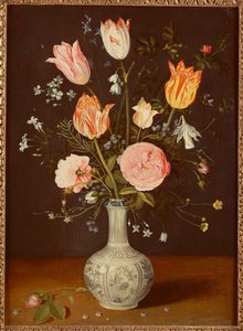Tulipes, roses, myosotis et autres fleurs dans un vase bleu et blanc de la fin de la dynastie Ming