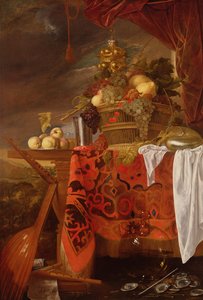 Un panier de fruits mélangés avec coupe dorée, calice en argent, nautile, verre et pêches sur une assiette