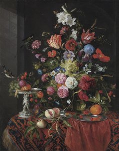 Fleurs dans un vase en verre sur une table drapée, avec une tazza en argent, des fruits, des insectes et des oiseaux