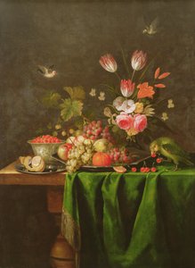 Nature morte de fruits et de fleurs avec un perroquet sur une table couverte d