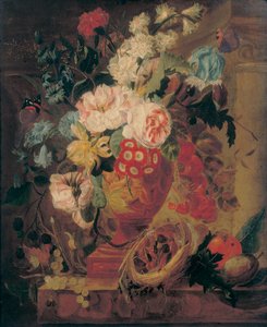 Fleurs dans un vase en terre cuite décoré de putti, avec des fruits, des papillons, une mouche bleue, un escargot, une araignée et quatre poussins dans un nid sur un rebord