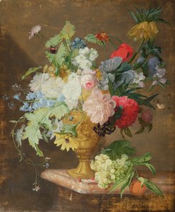 Nature morte de fleurs dans un vase doré sur un rebord de marbre
