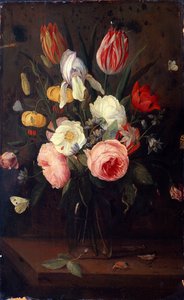 Roses, tulipes et autres fleurs dans un vase en verre, avec des insectes, sur une table