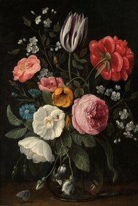 Roses, tulipe, pivoine, fleur de cerisier et centaurée dans un vase en verre sur un rebord. - Jan van Kessel the Elder