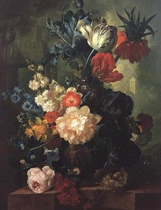 Roses, tulipes, œillets et autres fleurs dans une urne sculptée