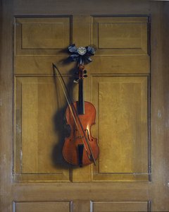 Violon et archet suspendus à une porte