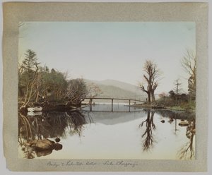 Pont et hôtel au bord du lac, lac Chuzenji, Nikko, Japon (photo noir et blanc colorisée à la main) - Japanese Photographer