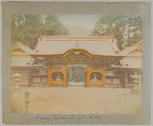 Porte du temple Jemitsu, Nikko, Japon (photo noir et blanc colorisée à la main) - Japanese Photographer