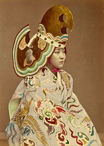 Jeune fille japonaise en costume traditionnel, c.1880 (photo albuminée colorée à la main) - Japanese Photographer
