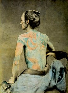 Homme japonais avec des tatouages traditionnels Irezumi, vers 1890 (photo albuminée colorée à la main)