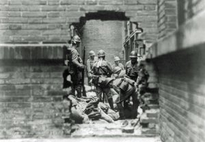 Soldats japonais impliqués dans des combats de rue à Shanghai, Chine, 1937