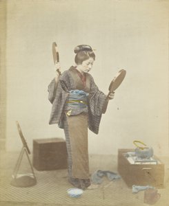 Femme japonaise avec miroirs (photo noir et blanc colorisée à la main)