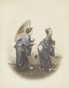 Femmes japonaises en tenue traditionnelle (photo noir et blanc colorisée à la main)