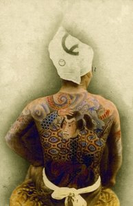 Homme avec tatouage traditionnel japonais Irezumi, c.1880 (photo albuminée colorée à la main)