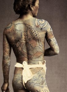 Homme avec tatouage traditionnel japonais Irezumi, c.1880