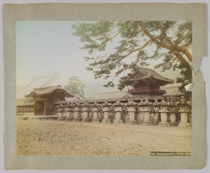 Lanternes en pierre devant un temple, parc de Shiba, Tokyo, Japon - Japanese Photographer