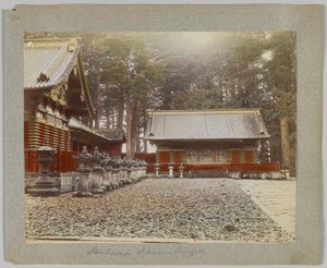 Entrepôts à Tōshō-gū, Nikko, Japon (photo noir et blanc colorisée à la main) - Japanese Photographer