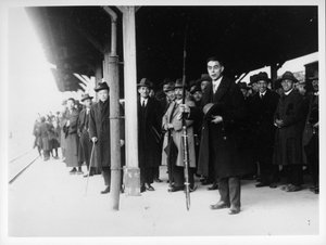 Le Révérend Richards tenant un arc, quittant la gare de Yamaguchi en 1927 - Japanese Photographer