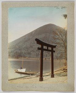 Torii sur le lac Chuzenji, Nikko, Japon - Japanese Photographer