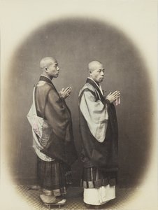 Deux hommes japonais en tenue traditionnelle