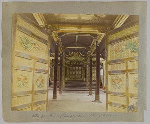Vue depuis la porte du temple du 6e ou 7e shogun, parc de Shiba, Tokyo, Japon - Japanese Photographer