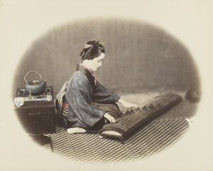 Femme jouant du koto - Japanese Photographer