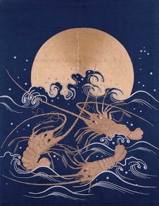 Panneau textile brodé japonais en satin bleu foncé représentant trois écrevisses parmi les vagues devant un soleil levant - Japanese School