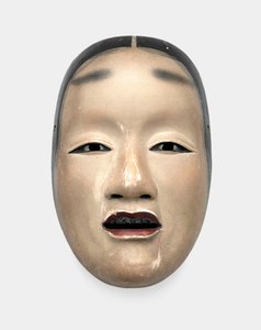 Un masque en bois avec fond gofun, peint avec sumi pour les cheveux, les yeux et les dents et rouge pour les lèvres - Japanese School