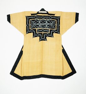 Robe cérémonielle (attush) de la population Ainu avec des motifs traditionnels Ainu, broderie au point de chaînette, écorce d