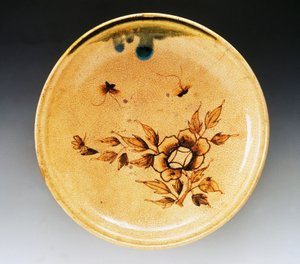 Plateau en grès émaillé décoré de deux papillons et de pivoines, fin XVIIIe siècle-début XIXe siècle, manufacture de Seto