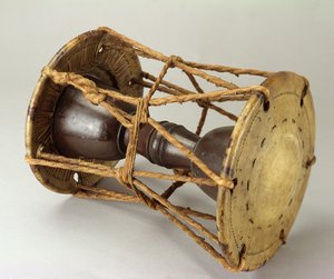 Double tambour (O-Tsuzumi) utilisé dans les représentations du théâtre No au Japon - Japanese School