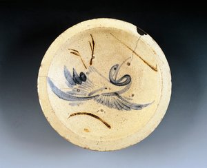 Assiette en grès émaillé utilisée par les vendeurs de nishin-zara (harengs mijotés) décorée de figures de grues dansant entre les branches de saule - Japanese School
