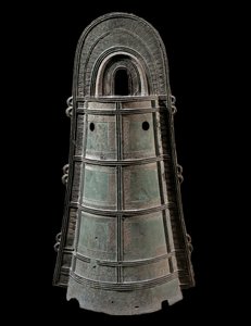 Art japonais : Dotaku (cloche en bronze). Hauteur 0,8 m Civilisation Yayoi (300 avant J.-C.-300 après J.-C.) Paris, Musée Guimet, Musée national des Arts Asiatiques
