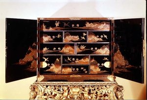 Cabinet japonais sur pied, ouvert