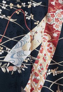 Kimono Furisode (manches flottantes) porté par de jeunes femmes célibataires lors d