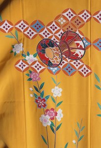 Fille en kimono (7 ans) similaire à celui des femmes adultes pour la fête de Shichi-Go-San en allant au sanctuaire shinto avec leur famille, soie, motifs floraux, fleurs de cerisier, tambour Taiko, détail, textiles de Tokamachi, civilisation japonaise, 20e - Japanese School