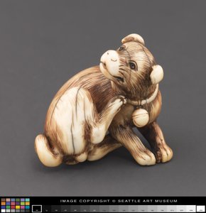 Netsuke modelé en forme de chien se grattant le cou