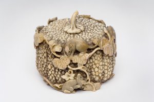 Okimono sculpté en quatre rats joueurs sautant sur une citrouille - Japanese School
