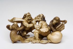 Okimono de deux démons se battant, observés par deux singes