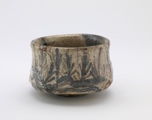 Bol à thé avec motif de porte et de pins en semis, Kujiri, Tajimi, préfecture de Gifu, période Momoyama