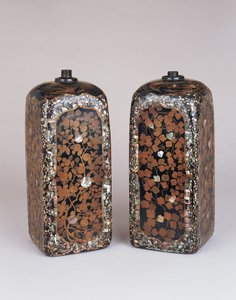 Deux rares grands tokkuri carrés, période Momoyama, fin 16ème siècle - Japanese School