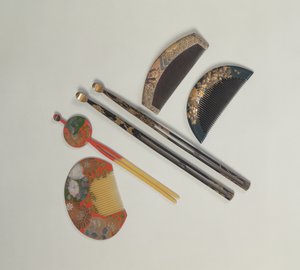 Deux ensembles de peignes et épingles à cheveux, période Edo (18e ou 19e siècle) - Japanese School