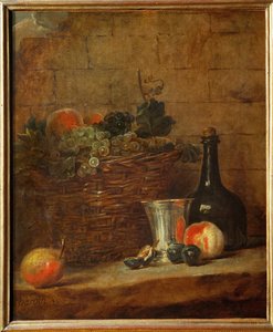 Corbeille de fruits avec des raisins, un gobelet en argent et une bouteille, des pêches ...