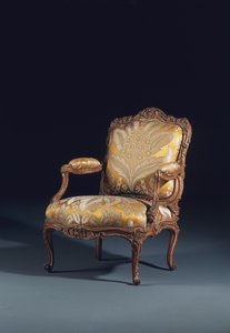 Un des deux fauteuils Louis XV à la Reine (bois et textile)