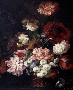 Panier de fleurs sur une table